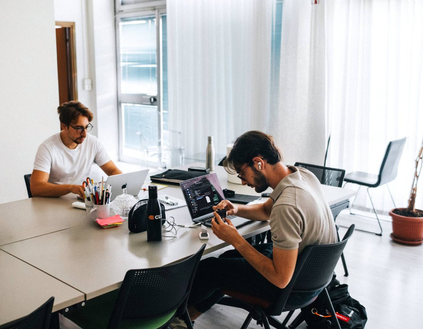 Due sviluppatori CLDev al lavoro nell’ufficio di Firenze